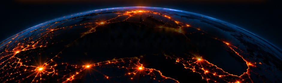 Europa bei Nacht aus dem All, mit leuchtenden Straßen